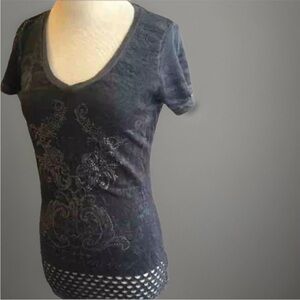 Sz M Buckle Velvet & Stone Tee